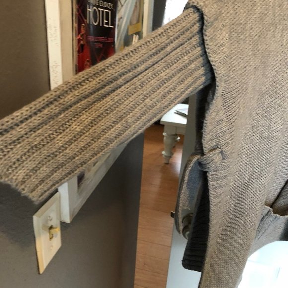 Alya Sleeved Grey Poncho - Picture 4 of 7